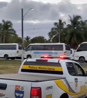 [Vídeo] Transportadores complementares fazem manifestação cobrando fiscalização dos táxis