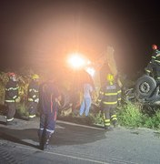 [Vídeo] Caminhão perde controle, tomba e deixa um morto na AL-140 em Mata Grande