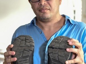 'Consertar meus sapatos custa 4 vezes meus salário', diz professor universitário na Venezuela