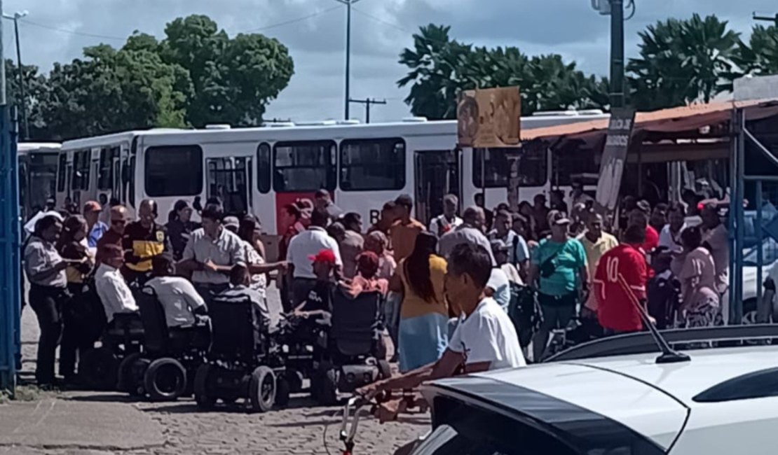 Cadeirantes cobram melhorias no transporte durante manifestação no Benedito