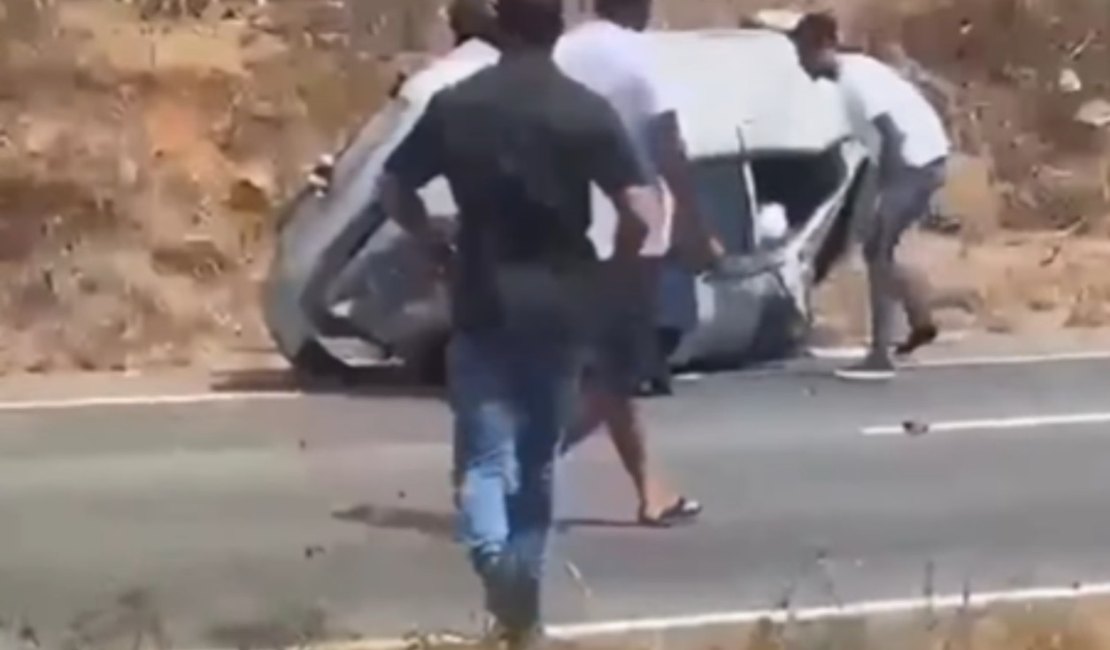 Motorista fica ferido após carro sair da pista e capotar no município de Jaramataia