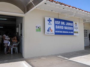 Homem invade posto de saúde após ser baleado na cabeça, em Ipioca
