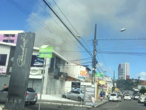 Incêndio em galeteria destrói cozinha e deixa teto parcialmente destruído