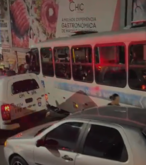 Micro-ônibus perde freios e atinge poste e veículos na Ladeira dos Martírios, Centro de Maceió