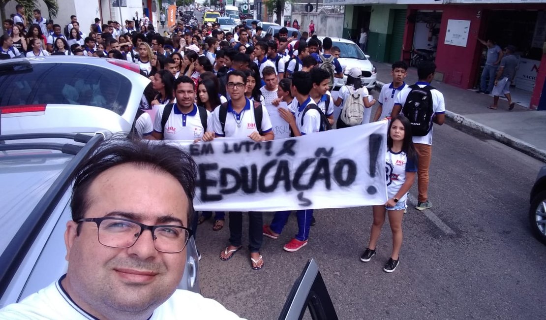Participação de professor ligado ao PSL em protesto de estudantes gera polêmica