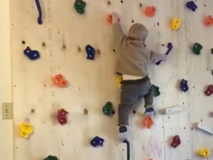 Como consegue? Bebê (de chupeta) viraliza ao subir em parede de escalada