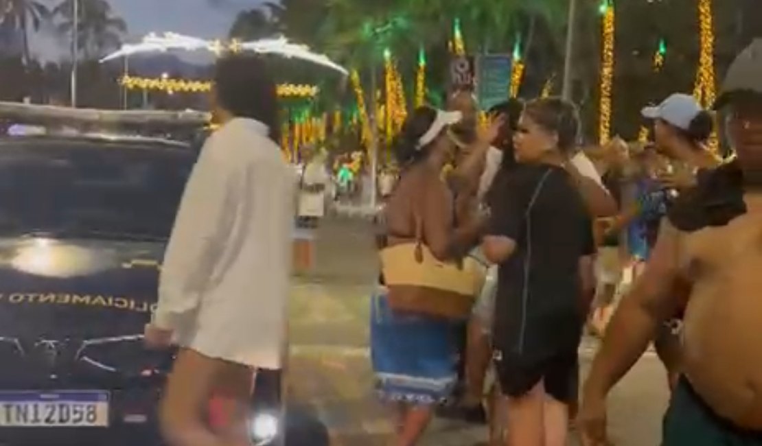 Turistas e ambulantes bloqueiam trânsito na orla da Ponta Verde e DMTT pede apoio da polícia