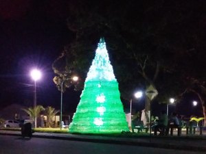 Moradores confeccionam árvore natalina com garrafas pet em Teotônio Vilela