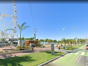 Mulher em situação de rua é esfaqueada em frente à roda-gigante de Maceió