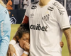 Menina se emociona ao entrar em campo e abraçar Neymar em jogo