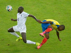 Fifa decide não punir Sakho por cotovelada em equatoriano