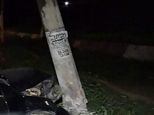 Condutor perde o controle de veículo e colide em poste na rodovia AL 130