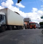 [Vídeo] Vazamento de combustível deixa trânsito lento na avenida Rio Branco, em Arapiraca