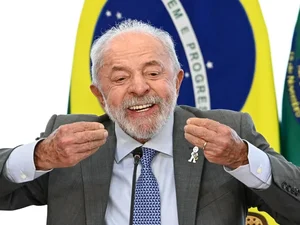 Lula critica Flávio Bolsonaro: 'Não tem vergonha de trair nossa pátria'