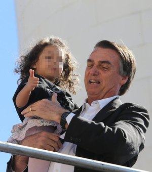 Presidenciáveis criticam Bolsonaro por ensinar criança a imitar arma