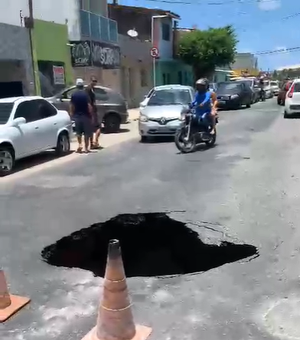 Seminfra envia equipe para investigar buraco na rua Cabo Reis em Maceió