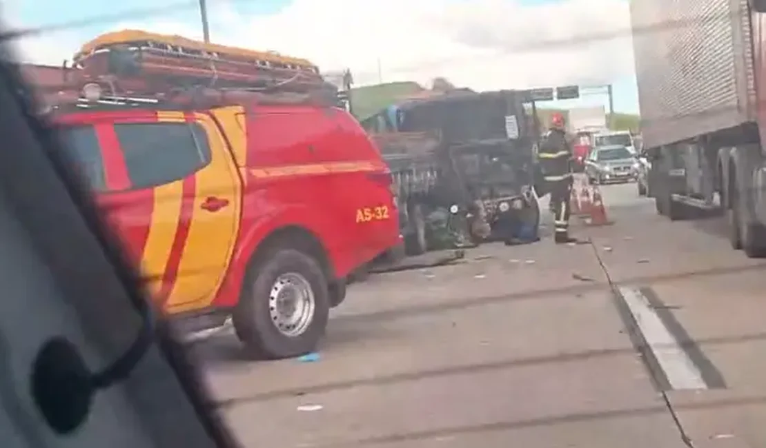 Colisão entre carreta e caminhão deixa dois feridos em Messias