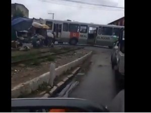 Vídeo flagra ônibus parado em linha férrea enquanto VLT se aproxima