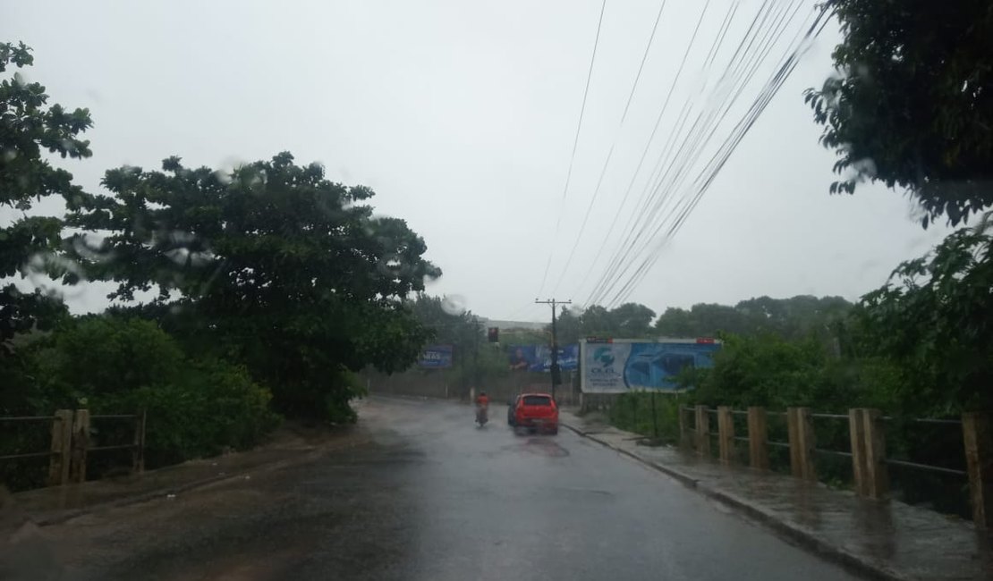 Domingo chuvoso em Arapiraca e mais previsão de chuva em Alagoas