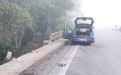 Carro gira na pista e atinge parapeito de ponte em São Miguel dos Campos