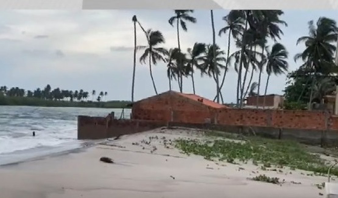 Maré avança na Barra Nova e comerciantes ficam preocupados com os estragos