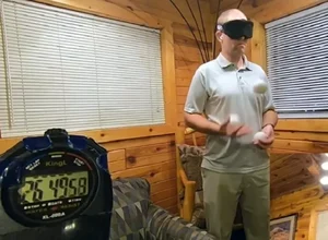 Homem quebra próprio recorde ao fazer malabarismo vendado por 32 minutos