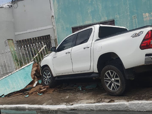 Motorista perde controle da direção e bate carro em muro de casa em Arapiraca