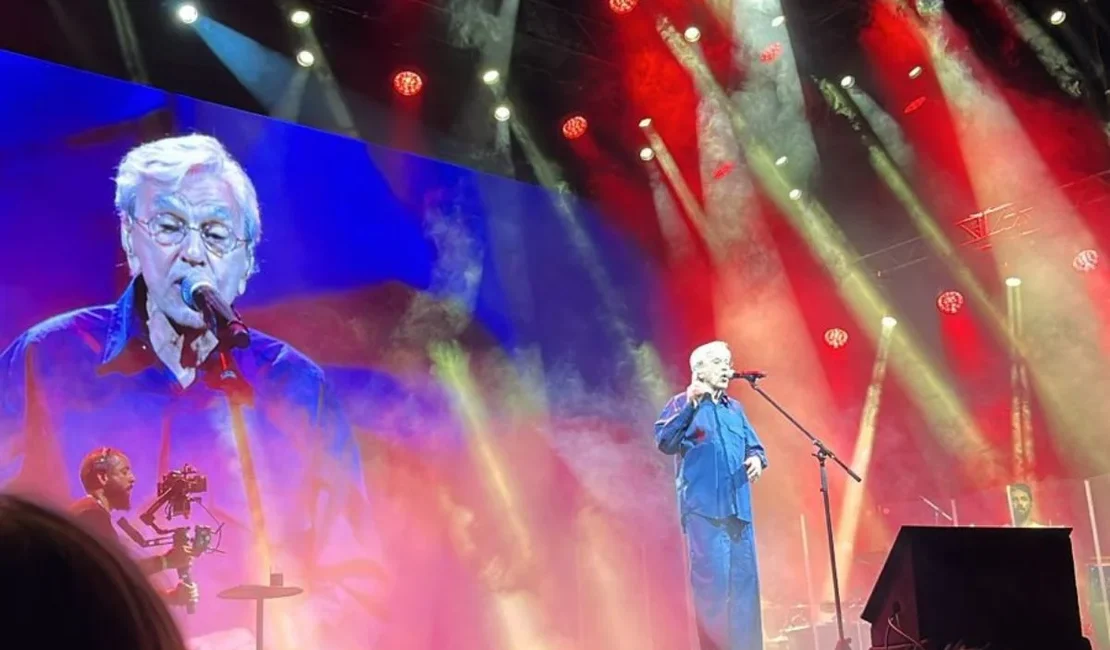 Caetano Veloso faz discurso sobre o Brasil sob gritos de 'sem anistia'
