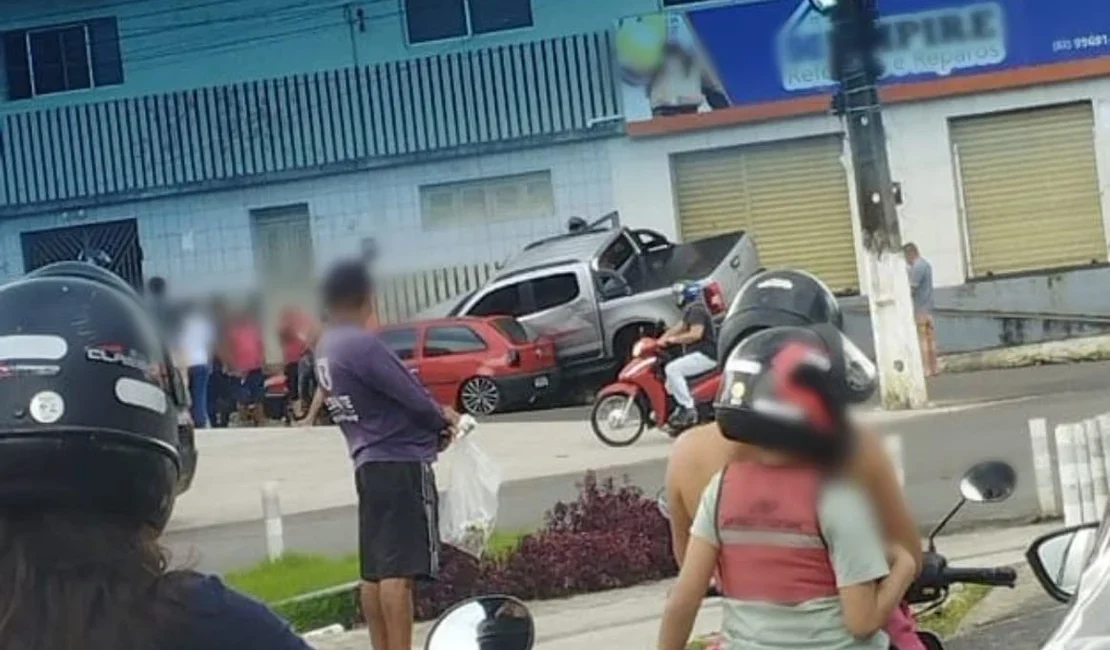 Motorista perde controle de caminhonete e invade calçada em Arapiraca