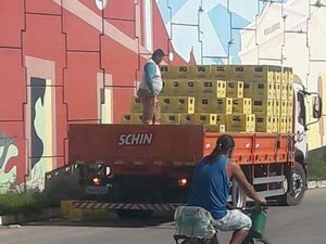 Garrafas de cerveja caem de caminhão e sujam via na BR-104