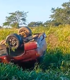 Carro colide contra ponto de ônibus na AL-115 em Arapiraca após falha nos freios