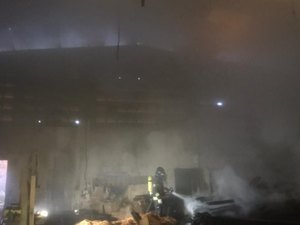 Incêndio destrói madereira no bairro da Levada nas primeiras horas desta sexta-feira (2)