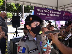 [Vídeos] Patrulha Maria da Penha faz campanha em conscientização à denúncia de violência contra a mulher em Arapiraca