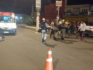 Colisão entre motocicleta e picape deixa feridos