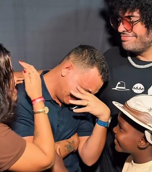[Vídeo] João Gomes chora ao receber presentes das filhas de Kara Véia antes de show em Maceió