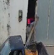 Dupla invade loja de material de construção e foge com produtos em caminhonete roubada