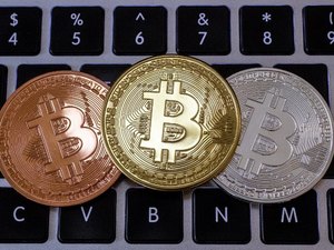 Bitcoin despenca 70% seis meses após atingir pico de US$ 20 mil; analistas falam em 'estouro da bolha'