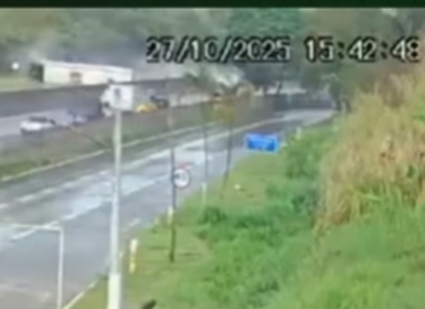 Câmeras flagram momento em que ônibus com torcedores do Flamengo tomba na Dutra