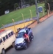 [Vídeo] Motociclista sobrevive a acidente depois de ser lançado contra caminhão 