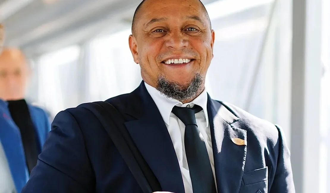 Roberto Carlos viraliza ao ver jogo do Brasil com celular de ouro