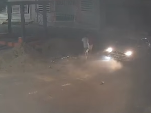 Vídeo flagra momento em que homem joga carro contra moto em que a ex estava no Sertão de AL