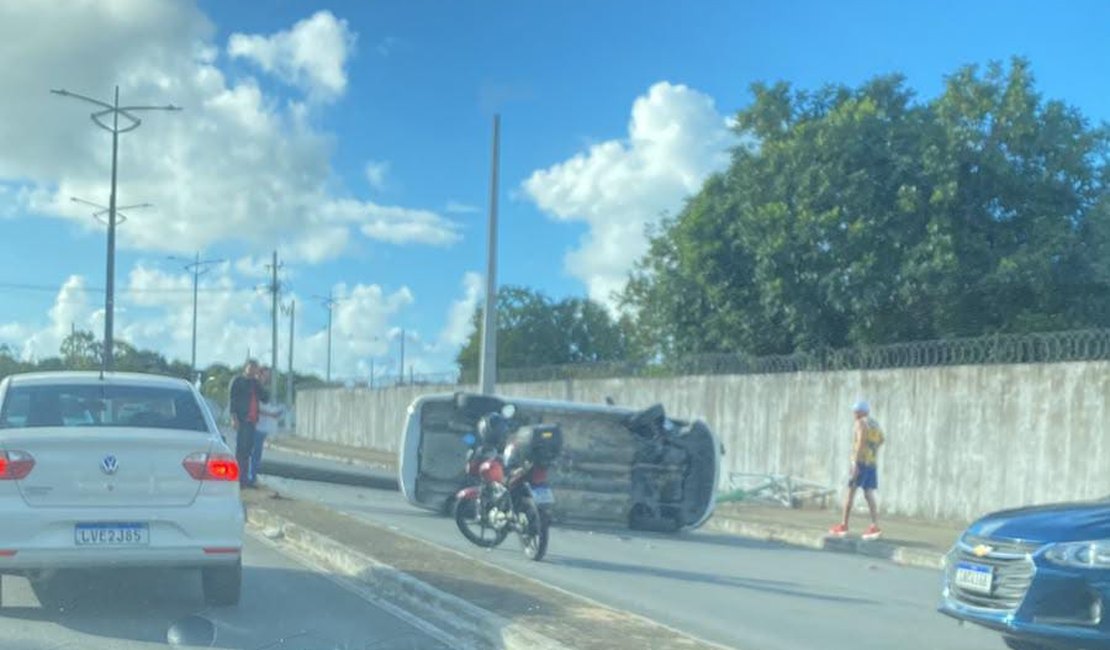 Carro perde controle, derruba poste e capota no Eixo Quartel, em Maceió