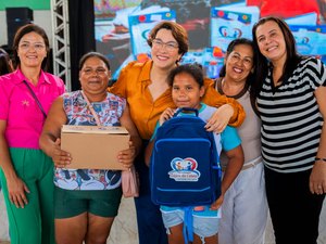 Prefeitura de Lagoa da Canoa entrega kits de material escolar aos estudantes da rede municipal