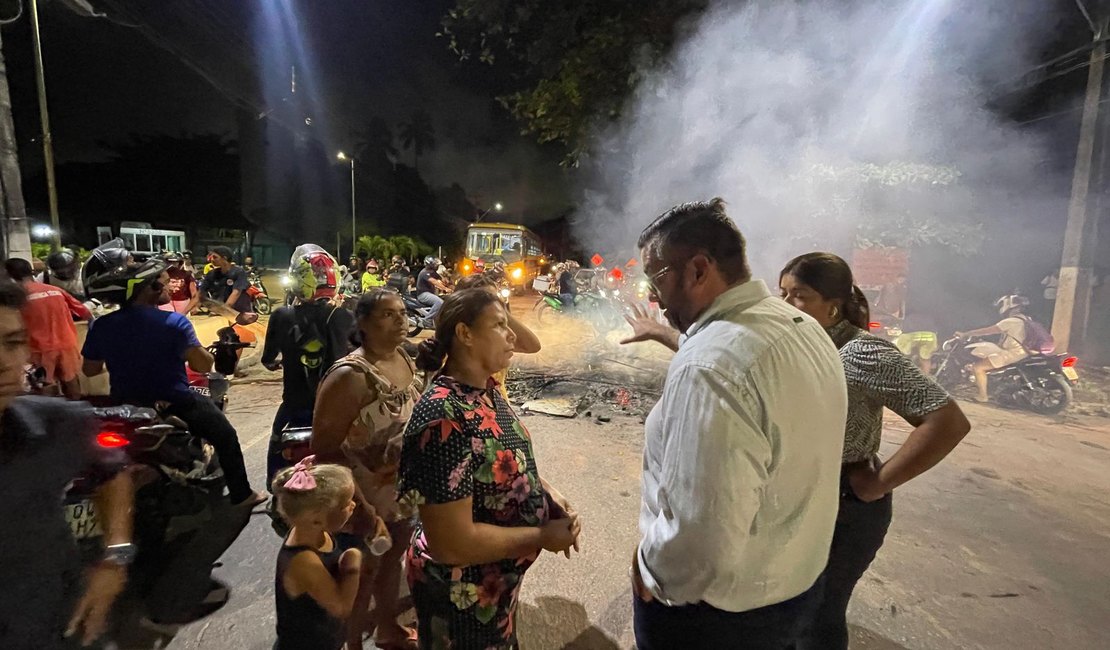 Leonardo Dias intermedeia fim de protesto por transporte escolar e articula reunião entre população e prefeitura