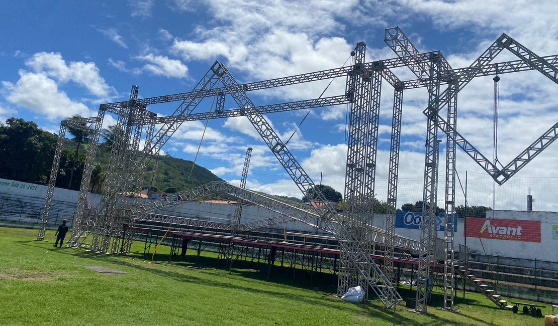 Estrutura para Festival de Inverno de Palmeira dos Índios está sendo montada