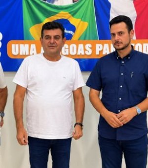 Nivaldo Albuquerque fecha apoio dos Loureiros de Maceió
