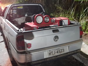 Carro perde freio e cai em buraco na serra do Goití