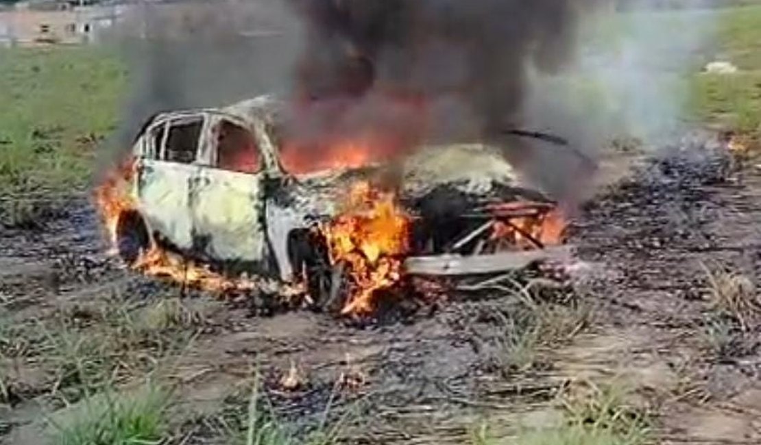 Dois homens morrem após carro capotar na Avenida Cachoeira do Meirim, em Maceió