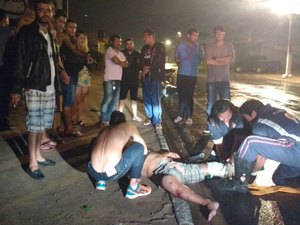 Vídeo: Após colisão entre carro e moto, jovem fica gravemente ferido no Agreste