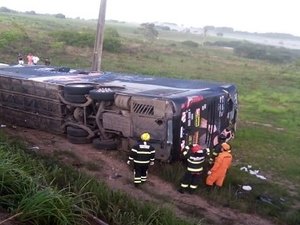 Delegado indicia motorista de ônibus que conduzia banda de Devinho Novaes por acidente que matou saxofonista